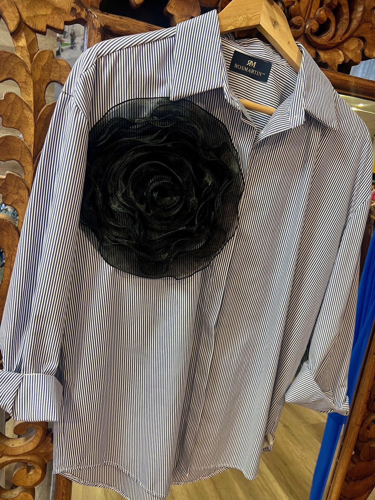 CAMISA MIL RAYAS CON FLOR NEGRA