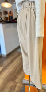 PANTALÓN CAPRI EFECTO PIEL